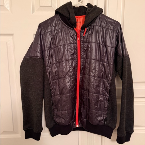 cotopaxi Jackets & Blazers - Cotopaxi Women’s Medium Quilted Black Zip Hoodie with Red Accent